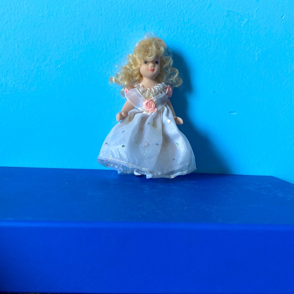 🧍♀️Small Girl Figure🧍♀️ - Picture 2 of 3